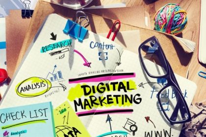 A checklist and notes detail key concepts in digital marketing and SEO.